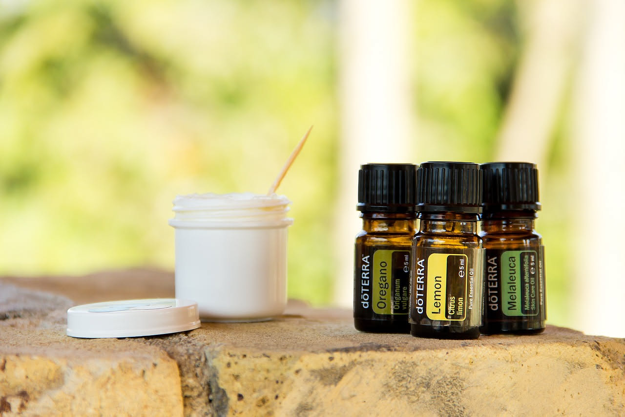 Ingredienti naturali per repellenti zanzare fai-da-te: oli essenziali e piante per una protezione efficace e sicura.