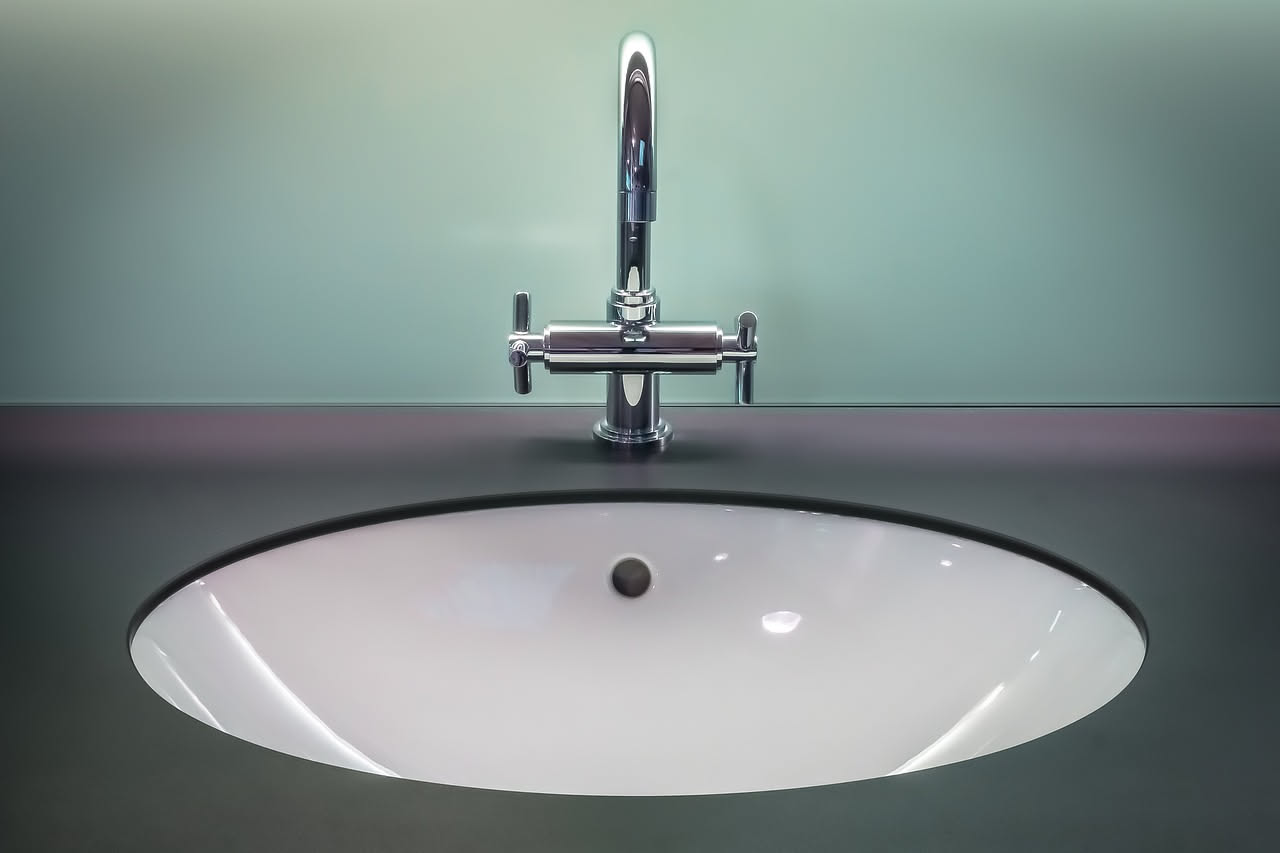 Immagine che mostra calcare ostinato in bagno, evidenziando l'inefficacia di aceto e bicarbonato per la pulizia.