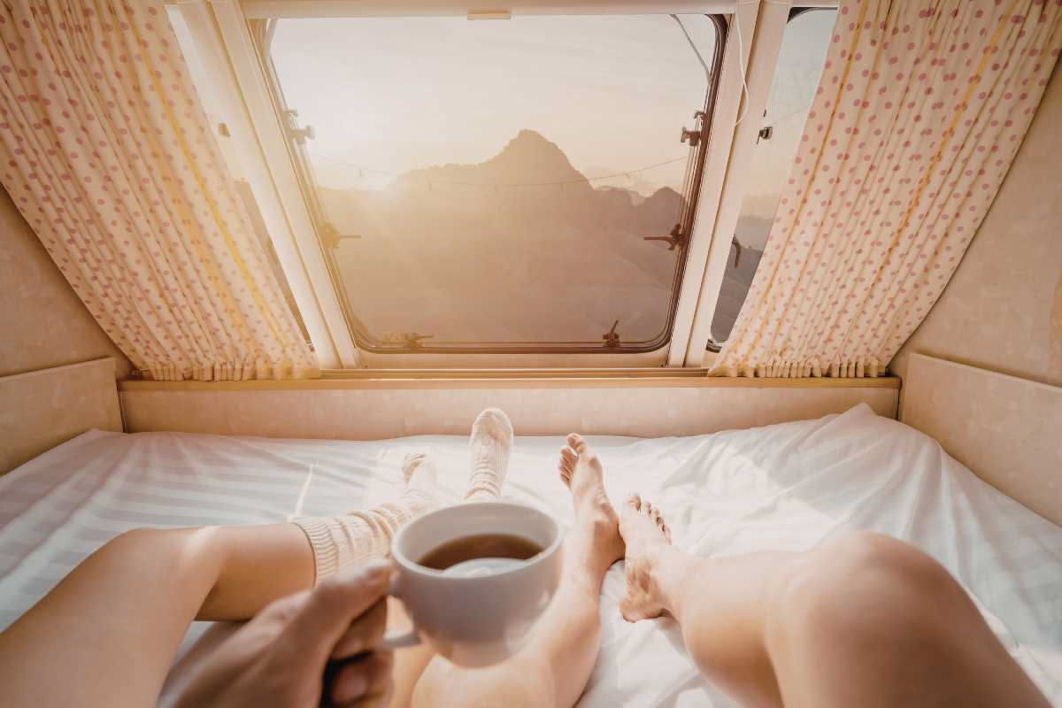 Uomo che dorme in alta montagna, evidenziando l'impatto dell'altitudine sulla qualità del sonno durante i viaggi.